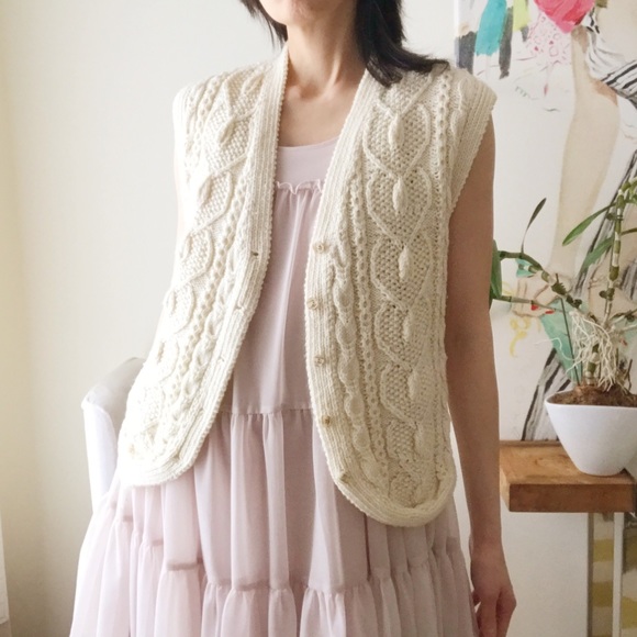 Sweaters - 🖤Cream knit button down vest